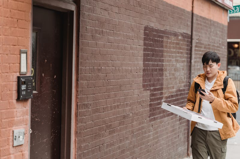Punch pizza delivery — fresh Neapolitan pizza ready for your door
